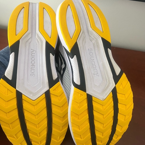 Barely worn women’s size 10 Saucony Axon running shoes - Picture 9 of 10